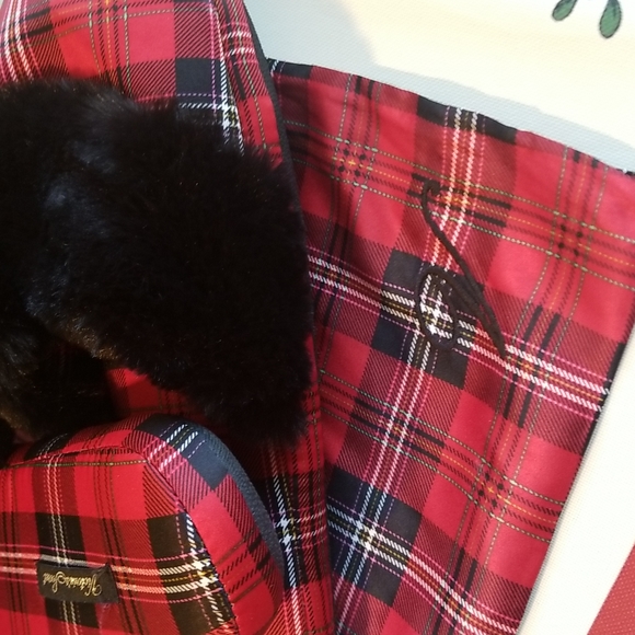 VICTORIA'S SECRET SIGNATURE SATIN SLIPPERS NWT IN BLK/ RED WITH BAG - Picture 7 of 8